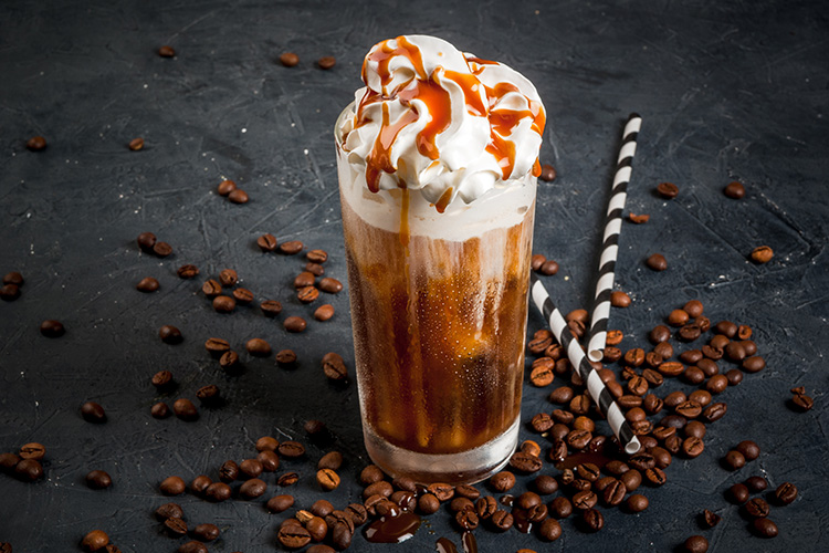 Eiskaffee mit Vanilleeis und Sahne - Genusswelt