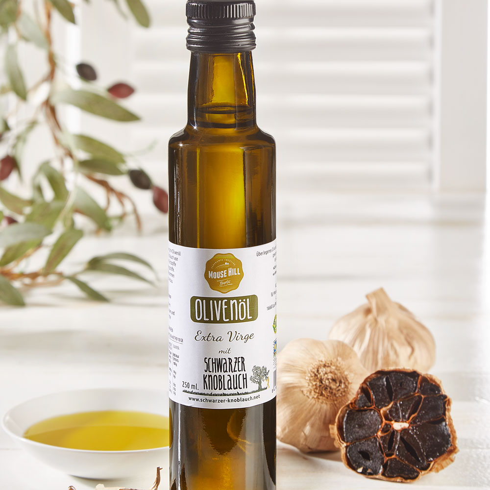 Natives Olivenöl mit schwarzem knoblauch