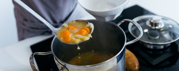 Suppe im Topf aufwärmen