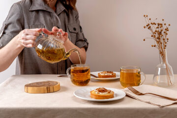 Was macht eine gemütliche Teestunde aus? Welche Teesorten kommen in Frage und was gehört außer Tee noch zu einer harmonischen Teestunde? Finde in diesem Beitrag die Antworten!